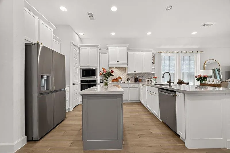 4 bed, 3.0 bath, 1929 sqft, $3,450 — Photo 4
