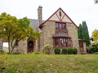 6110 Washington CIRCLE, Wauwatosa, WI 53213