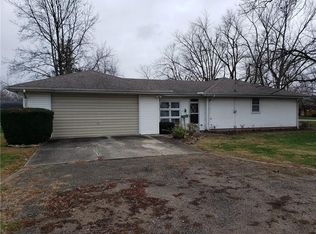 320 N Cedar St, Windsor, IL 61957