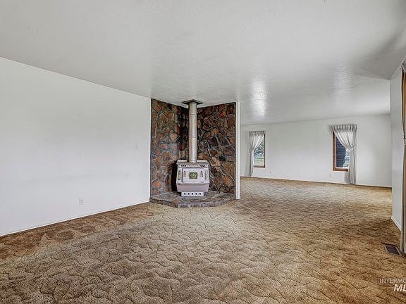3rd image of 22 Horseshoe Cir
