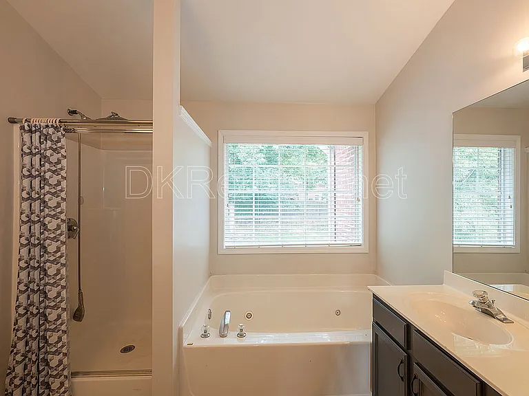 1540 Hampton Hollow Dr — Photo 26