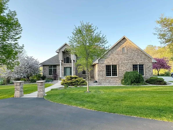 2577 River Rd, Decorah, IA 52101