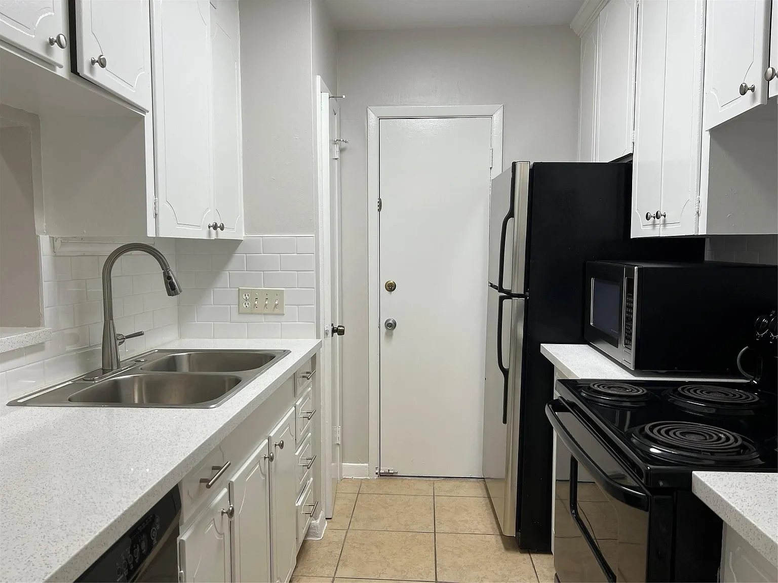 1 bed, 1.0 bath, 706 sqft, $975 — Photo 1