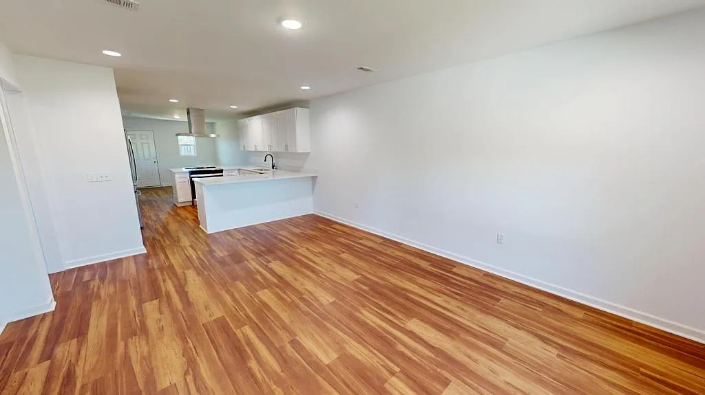 203 Charleston Dr — Photo 4