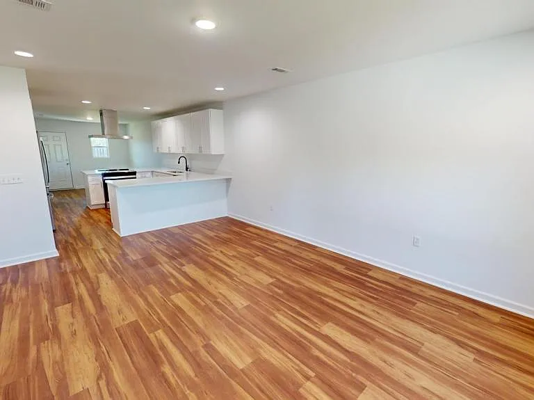 203 Charleston Dr — Photo 4