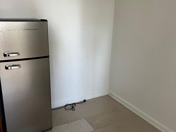 5th image of 864 W 34th St APT 5