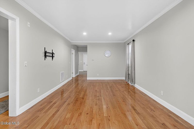 5th image of 4 Daggett Terrace