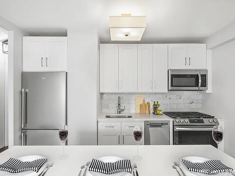 330 E 33rd St #5D — Photo 3