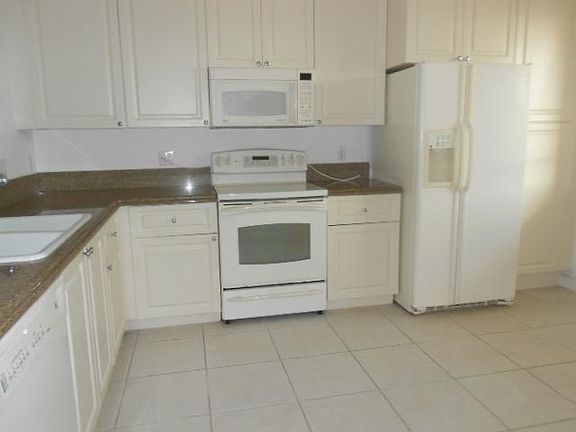 5th image of 18 Harbour Isle Dr W Unit 303