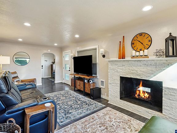 4th image of 550 Madrona Ave S