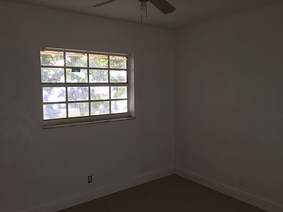 5th image of 526 SW 72nd Ter