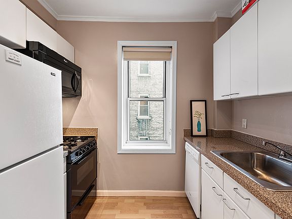 3rd image of 29 W 64th St APT 4E