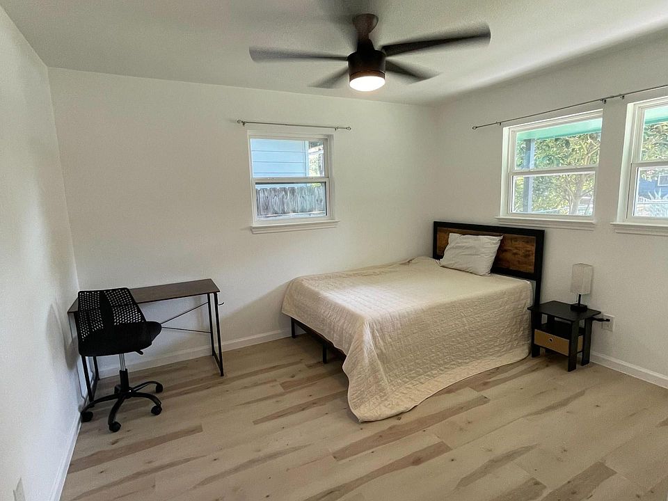 Room B with desk