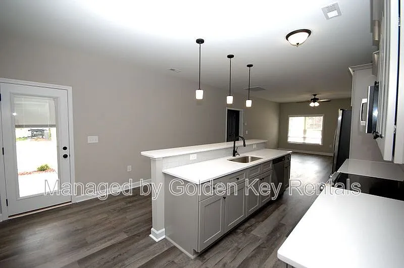 3 bed, 2.0 bath, $1,650 — Photo 4