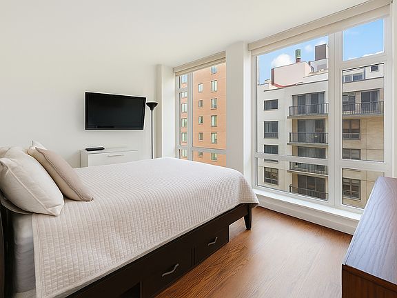 5th image of 133 W 22nd St APT 6L