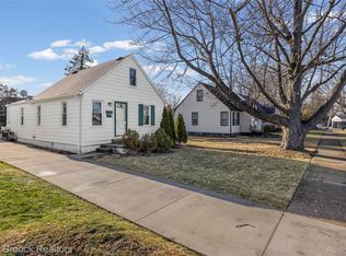 20240 Hollywood St, Harper Woods, MI 48225