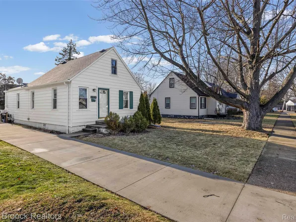 20240 Hollywood St, Harper Woods, MI 48225