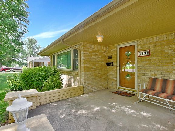3rd image of 1609 N Highland Dr
