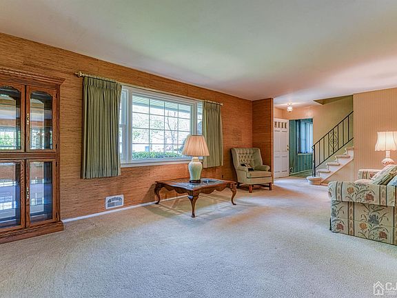 5th image of 11 Dogwood Ct