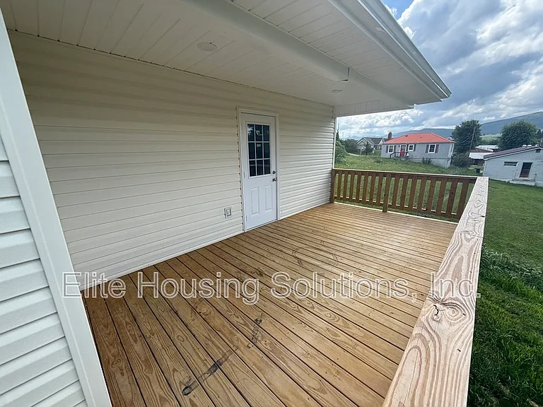445 S 14th St — Photo 16