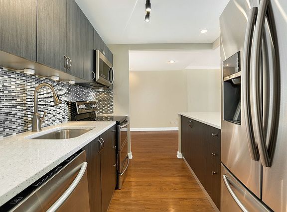 4th image of 3930 N Pine Grove Ave APT 3111