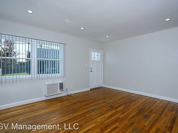 3rd image of 731 W Crescent Dr #4556432