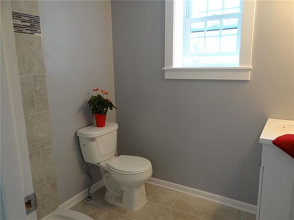 5th image of 211 Violet Dr
