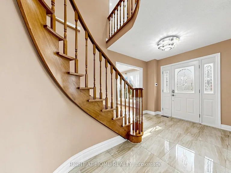 86 Howlett Ave — Photo 24
