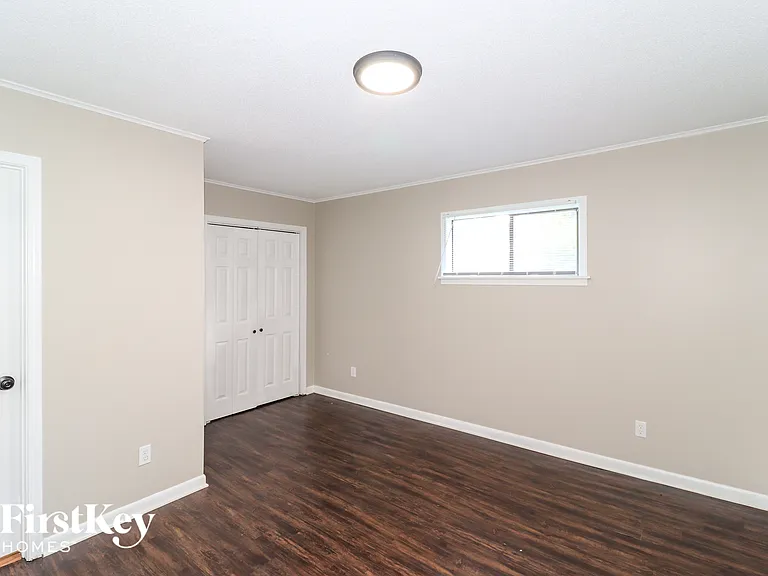 1712 Myrna Ln — Photo 10