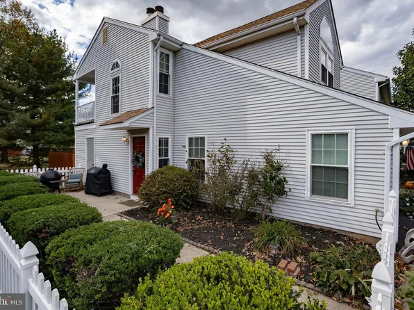 321 Birch Hollow Dr, Bordentown, NJ 08505