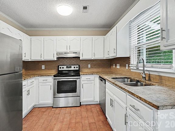 5th image of 10826 Hunters Trace Ct