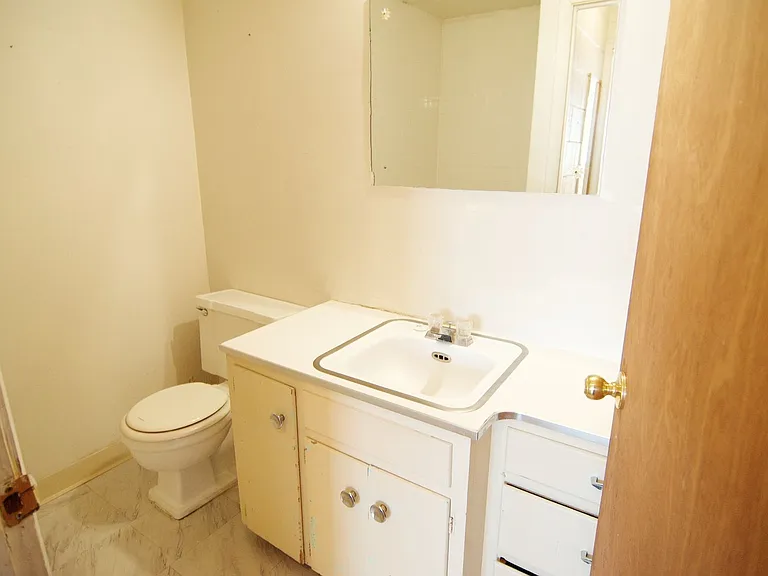 781 Oxford Dr — Photo 8