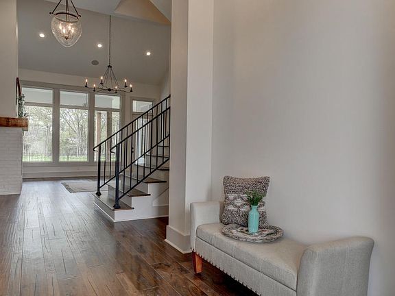 4th image of 402 Amber Pond Ln