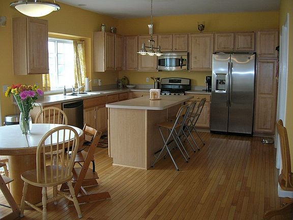KITCHEN/BREAKFAST AREA