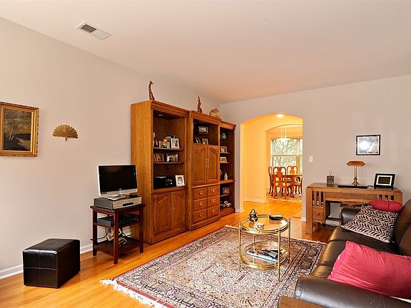 3rd image of 4955 N Wolcott Ave APT 2A