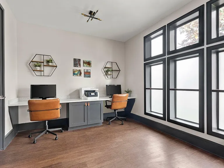 Crosstown Walk - Business Center