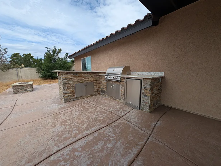 Outdoor grill and firepit