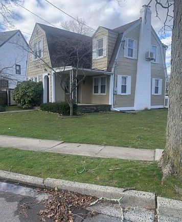 2nd image of 1554 Moffitt Ave