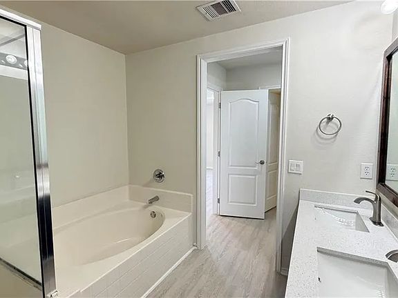 4th image of 3550 Los Lagos Dr
