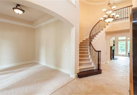 4th image of 1004 Woodcliff Dr