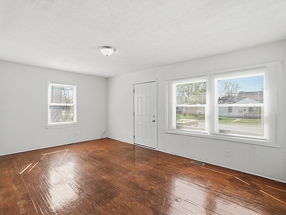 2nd image of 601 E 4th St