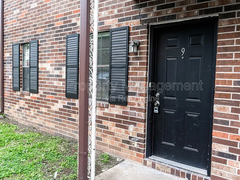 129 Hillcrest Dr #9 — Photo 2