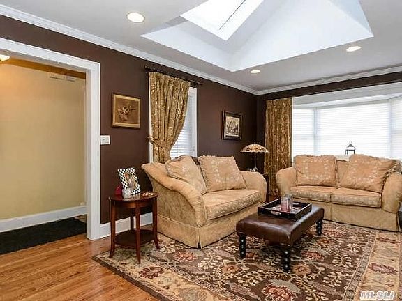 3rd image of 65 Woodbury Way