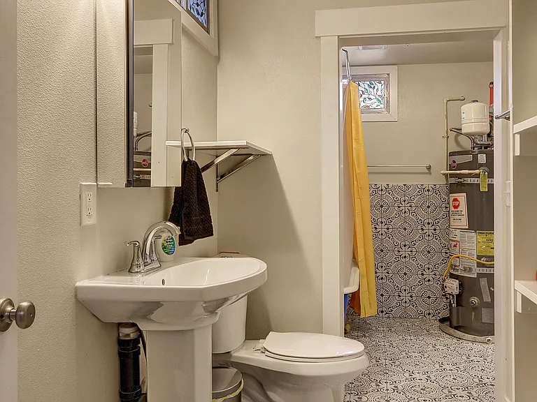 1522 Taylor Ave N #B — Photo 18