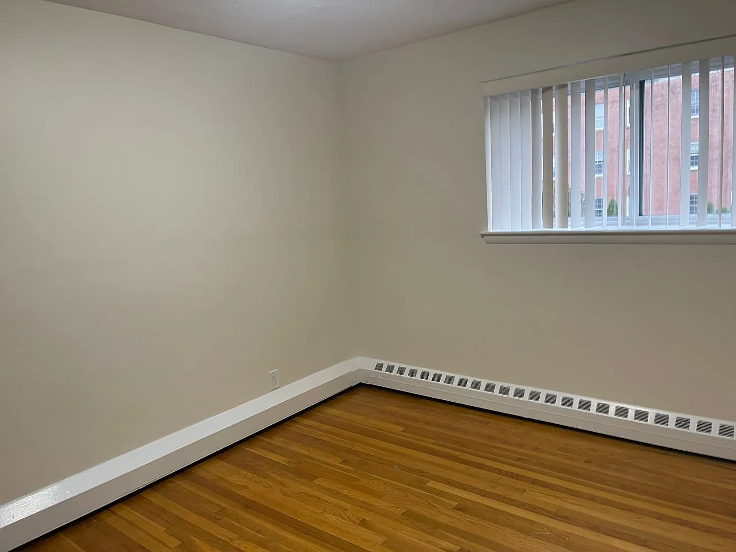 2 Free Months Coolidge Corner Renovated Spacious And Very Sunny Top Floor 2 Bed, Ht And Hw Inc Ju... — Photo 4