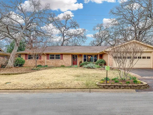 613 Post Oak Dr, Hurst, TX 76053