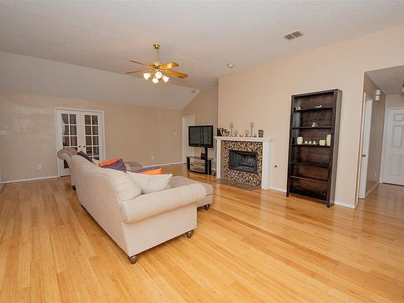 3rd image of 1029 Bonanza Dr