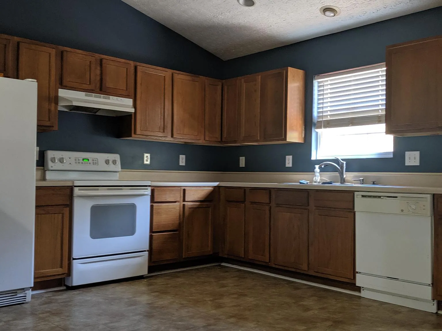 3 bed, 1100 sqft, $2,200 — Photo 4