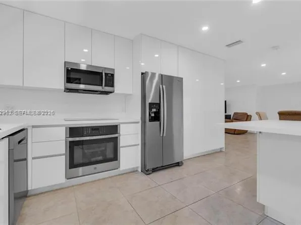 806 NE 4th St #806, Hallandale, FL 33009