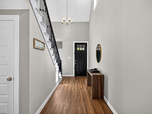 5th image of 2121 Hobby Dr